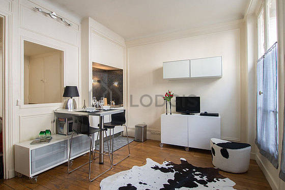 Séjour équipé de 1 canapé(s) lit(s) de 140cm, télé, chaine hifi, penderie