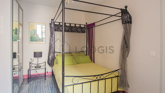 Chambre avec fenêtres double vitrage donnant sur cour