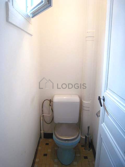 Toilettes indépendantes de la salle d'eau