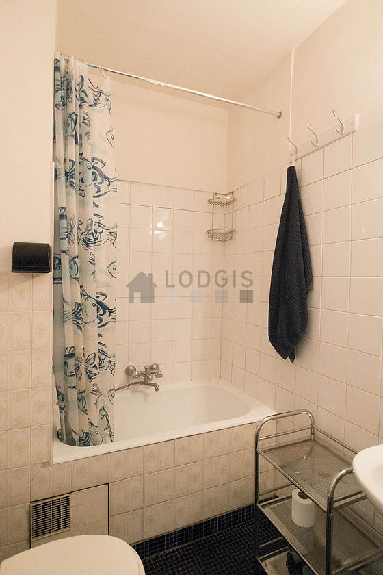 Bathroom equipped with bath towels