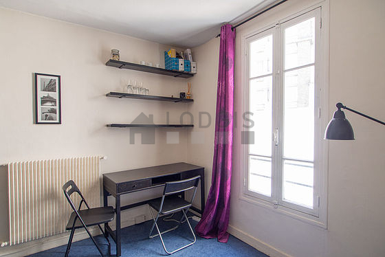 Séjour très calme équipé de 1 canapé(s) lit(s) de 120cm, bureau, penderie, placard