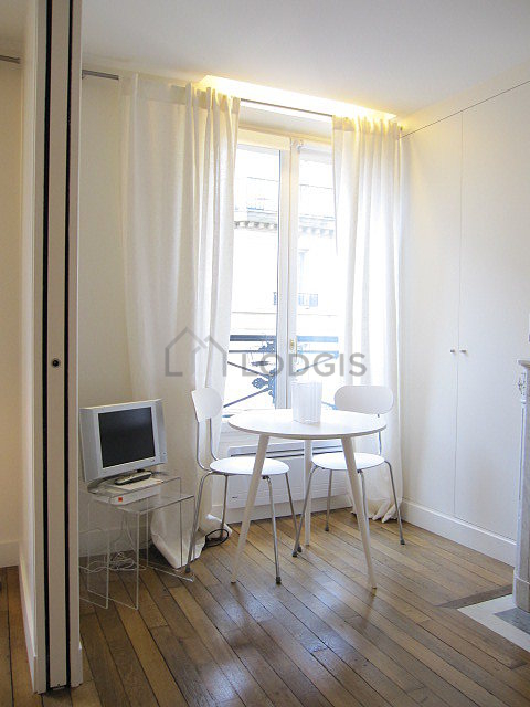 Chambre avec du parquet au sol