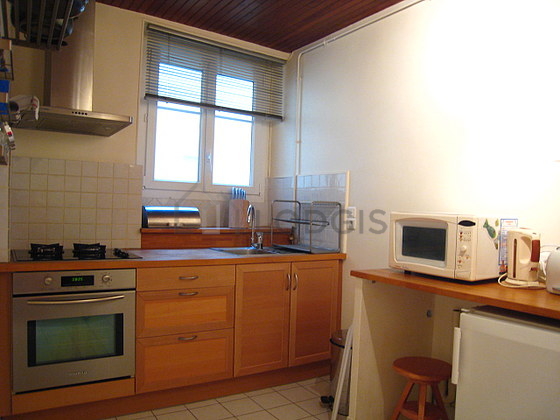 Kitchen where you can have dinner for 2 person(s) equipped with hob, refrigerator, extractor hood, crockery
