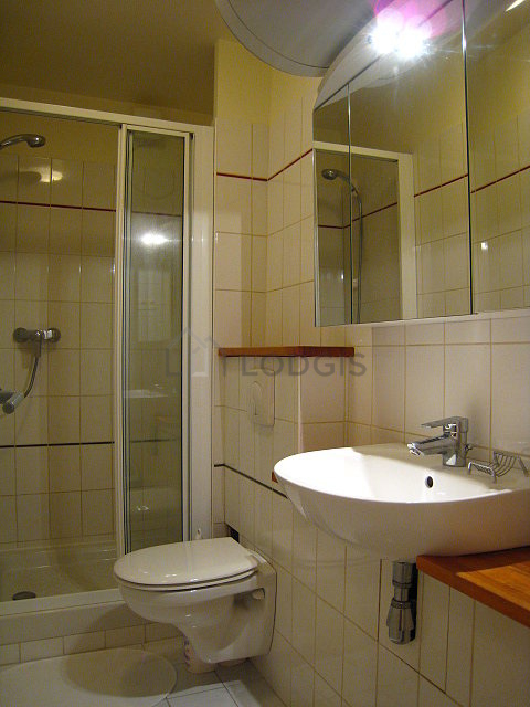 Agréable salle de bain avec du carrelage au sol