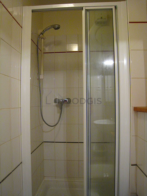 Salle de bain équipée de lave linge, serviettes de bain