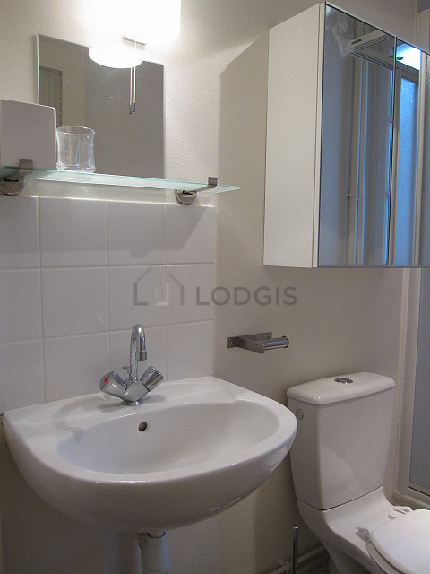Salle de bain avec fenêtres double vitrage et du carrelage au sol