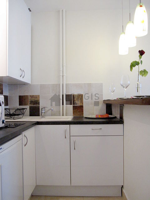 Cuisine dînatoire pour 2 personne(s) équipée de lave linge, réfrigerateur, freezer, vaisselle