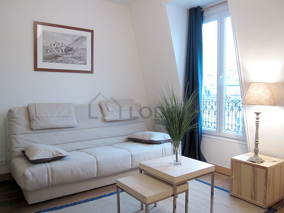 Séjour très calme équipé de 1 canapé(s) lit(s) de 140cm, table basse, penderie, placard
