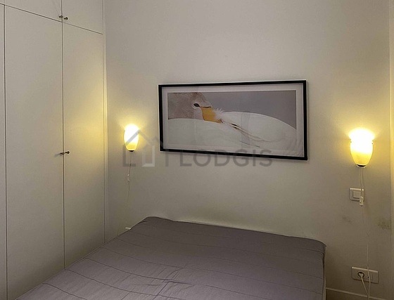 Chambre avec fenêtres donnant sur cour