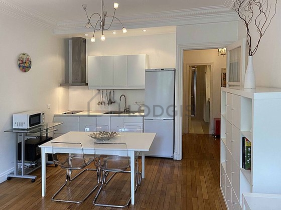 Cuisine équipée de plaques de cuisson, réfrigerateur, vaisselle
