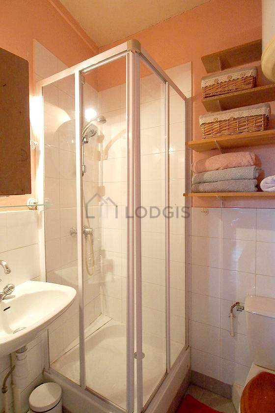 Salle de bain équipée de serviettes de bain