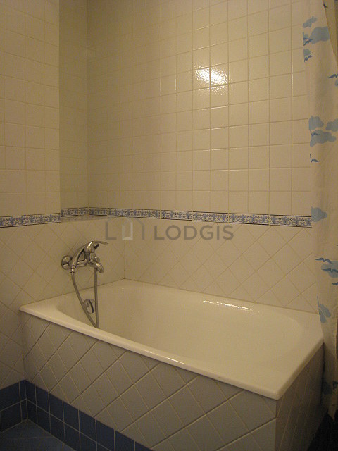 Salle de bain équipée de serviettes de bain