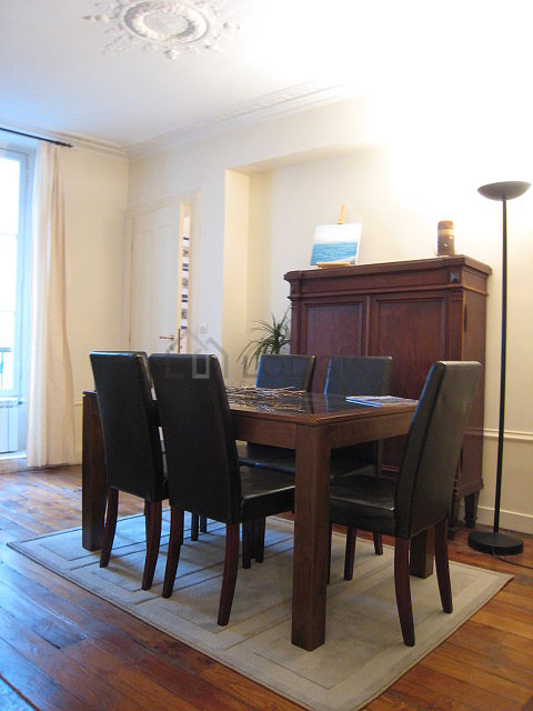 Salle à manger équipée de table à manger, vaisselle