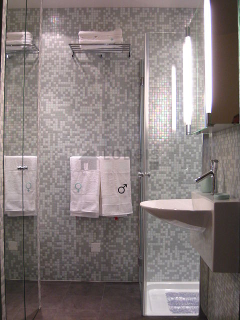 Agréable salle de bain avec du carrelage au sol