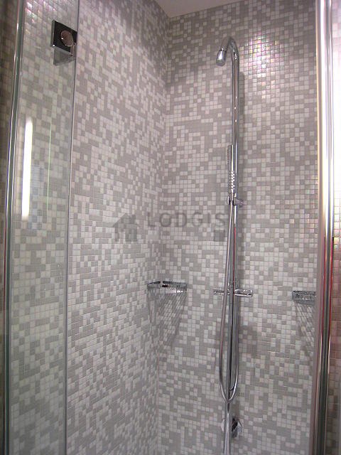 Salle de bain équipée de serviettes de bain