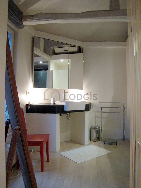 Belle salle de bain claire avec fenêtres double vitrage et du parquet au sol