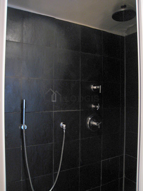 Salle de bain équipée de serviettes de bain