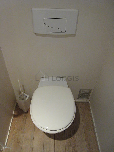 Toilettes indépendantes de la salle d'eau