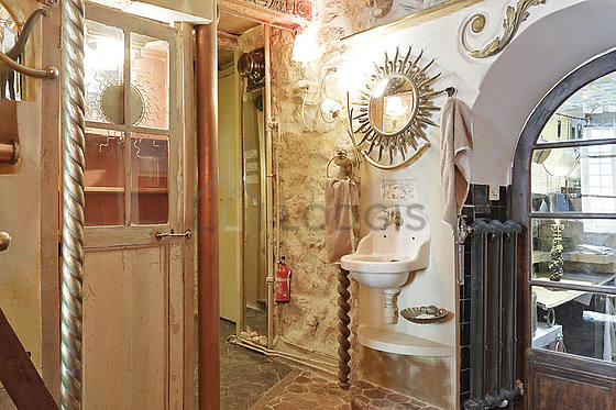 Agréable salle de bain avec des tomettes au sol