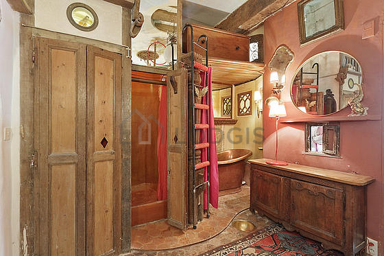 Salle de bain équipée de serviettes de bain