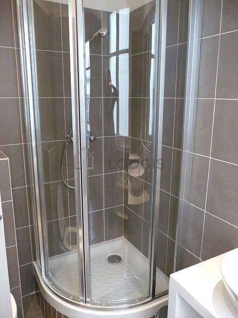 Salle de bain équipée de serviettes de bain