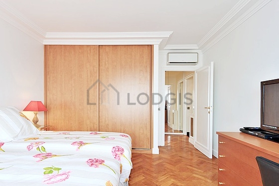 Chambre avec fenêtres double vitrage donnant sur jardin