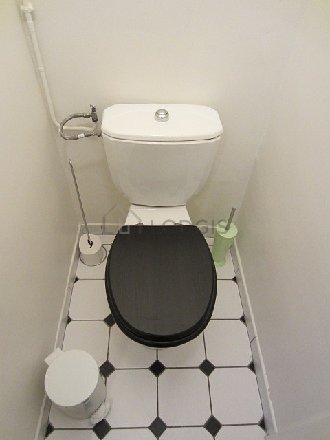 Toilettes indépendantes de la salle d'eau