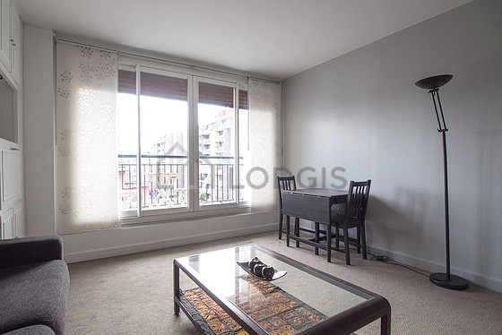 Living room of 18m² with the carpeting floor