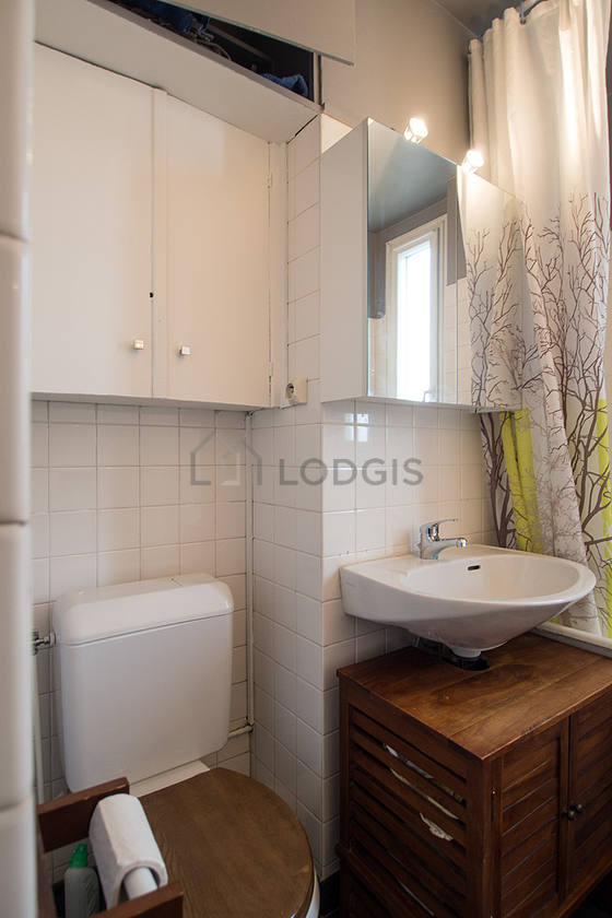 Belle salle de bain avec fenêtres