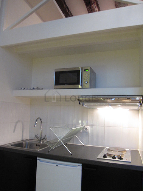 Cuisine équipée de plaques de cuisson, réfrigerateur, freezer, hotte
