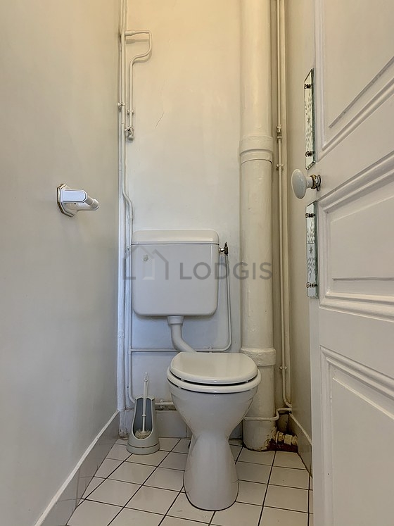 Toilettes indépendantes de la salle d'eau