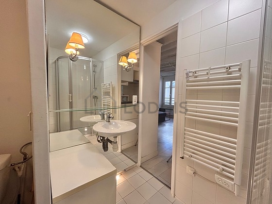 Agréable salle de bain avec du carrelage au sol