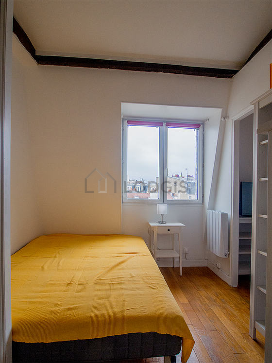 Bedroom of 7m² with wooden floor