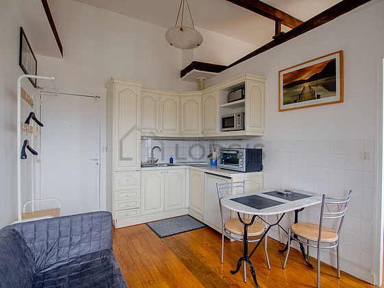 Salon de 11m² avec du parquet au sol