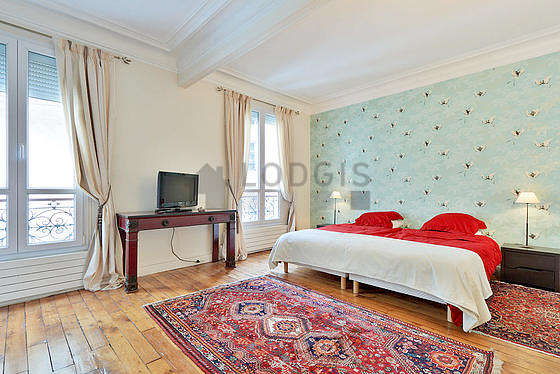 Large bedroom of 25m² with woodenfloor