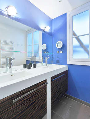 Agréable salle de bain claire avec fenêtres et du carrelageau sol