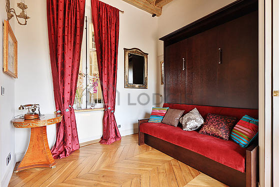 Chambre équipée de ventilateur, canapé, 1 chaise(s)