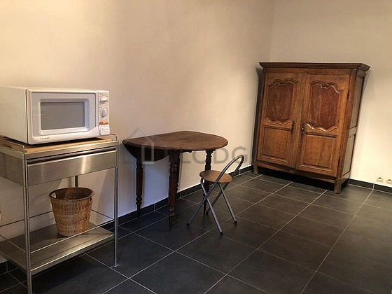 Belle cuisine de 15m² avec du carrelage au sol