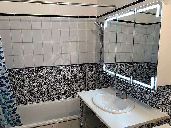 Salle de bain équipée de lave linge, serviettes de bain