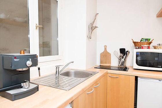 Cuisine équipée de lave vaisselle, plaques de cuisson, réfrigerateur, freezer