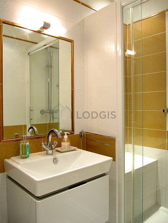 Salle de bain équipée de serviettes de bain