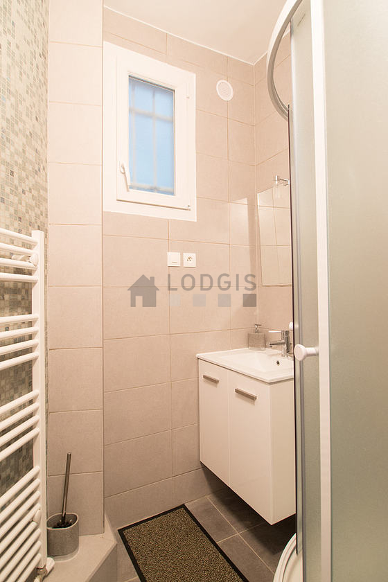 Bathroom with windows and with tile floor