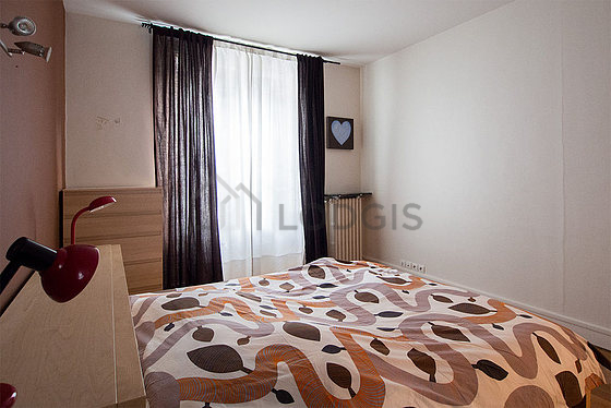 Chambre avec fenêtres double vitrage donnant sur rue