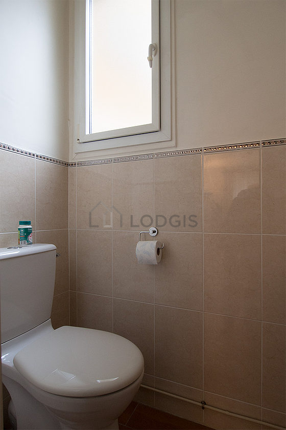 Toilettes indépendantes de la salle d'eau