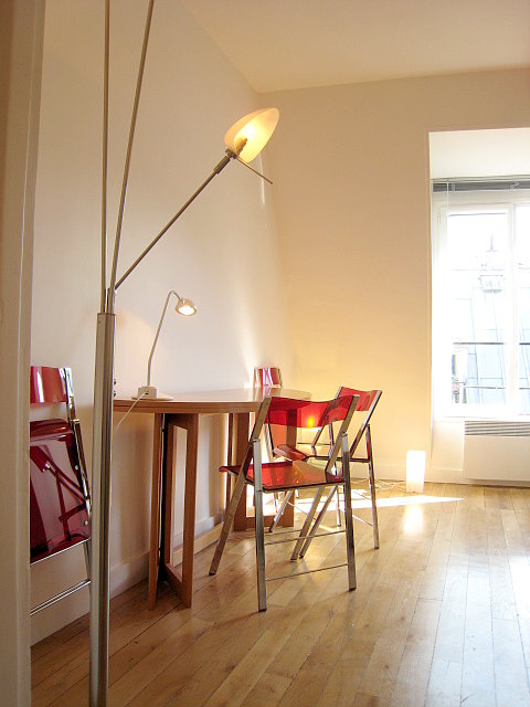 Quiet living room furnished with 2 mattress of 80cm, 1 mattress of 140cm, tv
