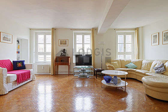 Large living room of 35m² with woodenfloor