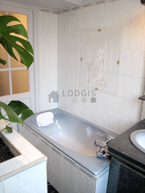 Bathroom equipped with bath towels