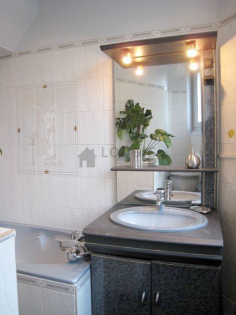 Belle salle de bain claire avec fenêtres et du carrelage au sol