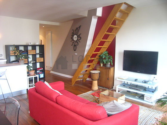 Living room furnished with 1 sofabed(s) of 140cm, tv, dvd player, 4 chair(s)