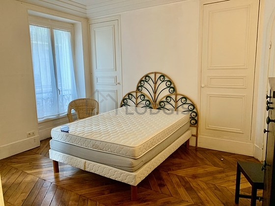 Chambre avec du parquet au sol
